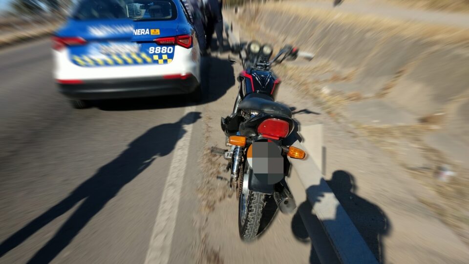 Un motociclista despistó y terminó con fracturas expuestas en ambas piernas