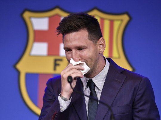 La salida oficial de Messi del Barcelona y una conferencia de prensa emotiva
