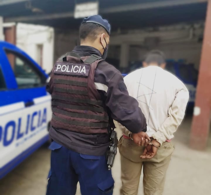 Tenia un pedido de captura y paseaba por la ciudad en su moto: terminó detenido