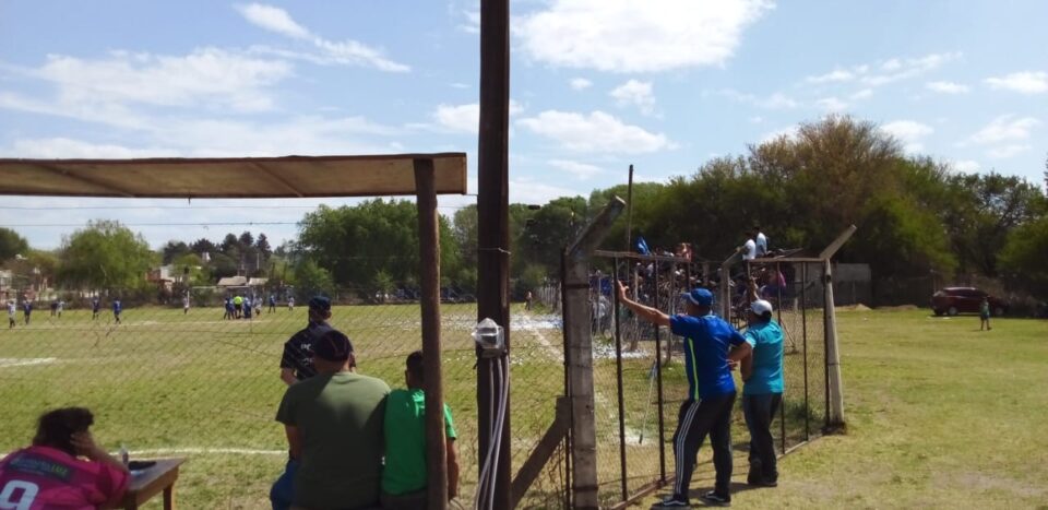 Clásico en Malagueño: Terminaron a las piñas entre jugadores y barras