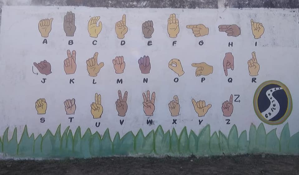 Jóvenes de nuestra cuidad pintaron el primer mural de lengua de señas en Barrio General Bustos