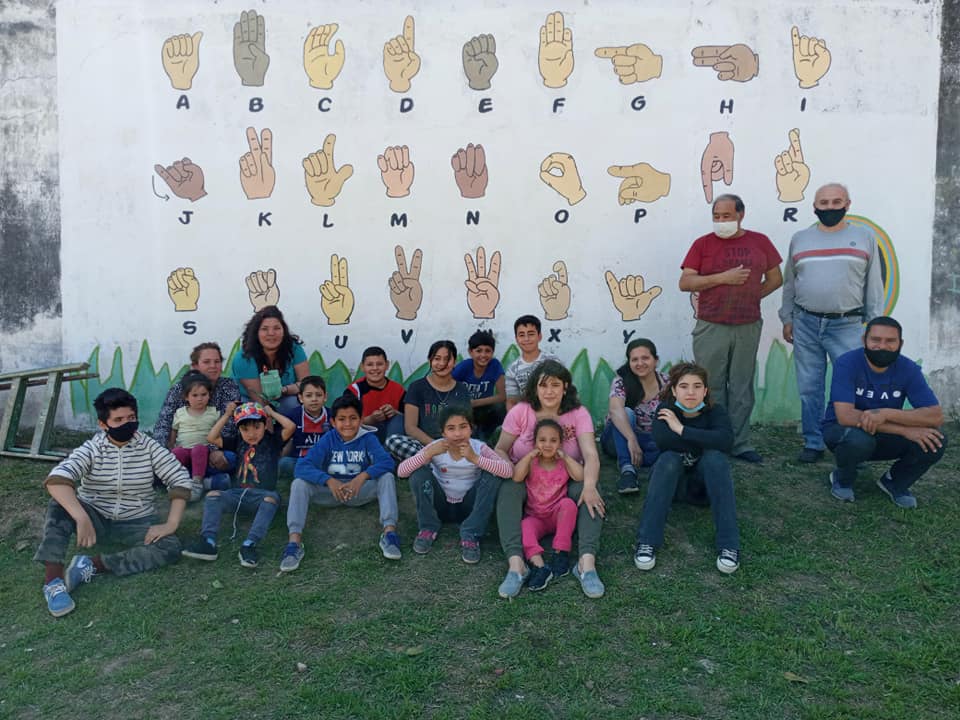 Jóvenes de nuestra cuidad pintaron el primer mural de lengua de señas en Barrio General Bustos