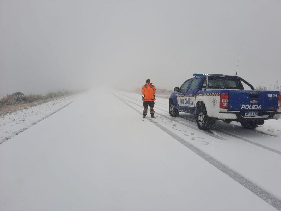 Continua cortado el Camino de las Altas Cumbres por hielo en la calzada