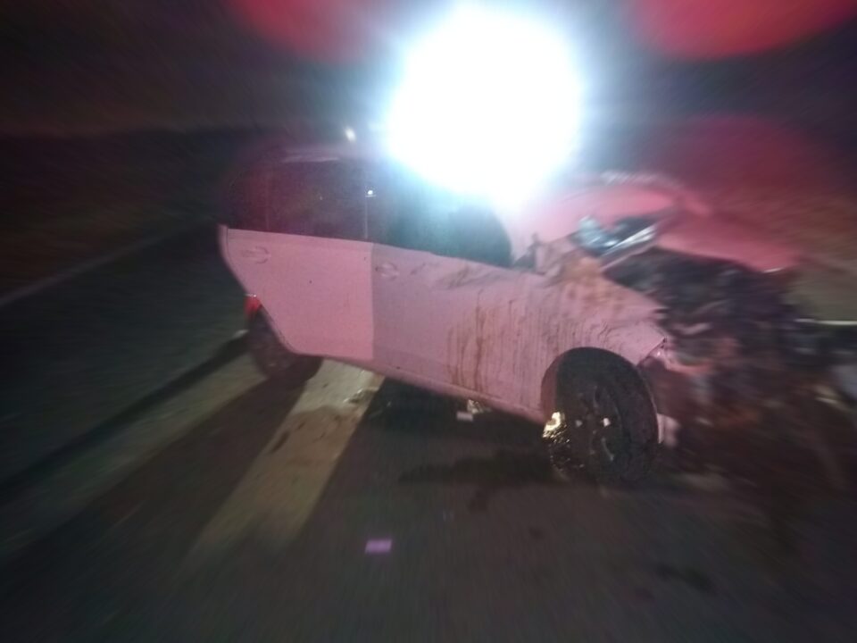 Impactante: Mordió banquina y dio varias tumbos en su vehículo
