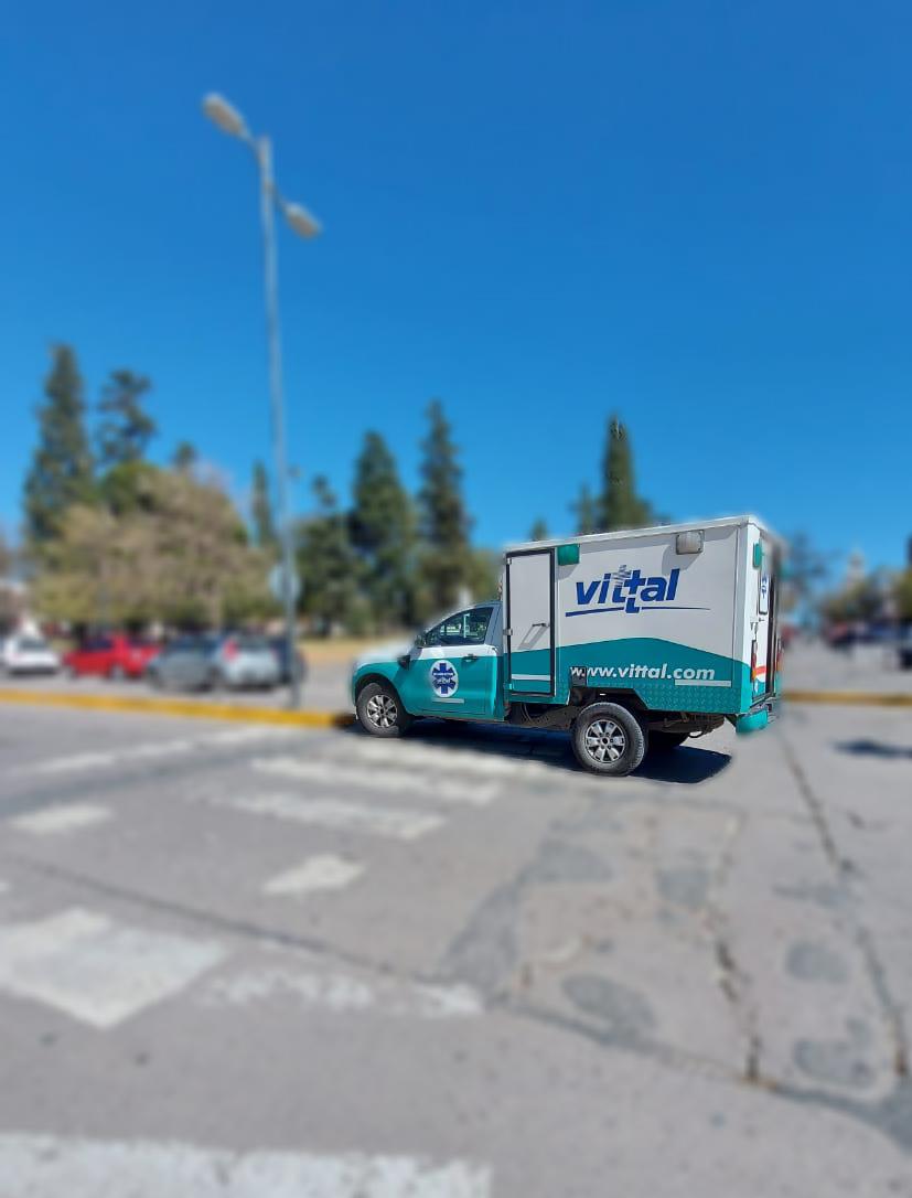 Una motociclista colisionó contra un automóvil en pleno centro