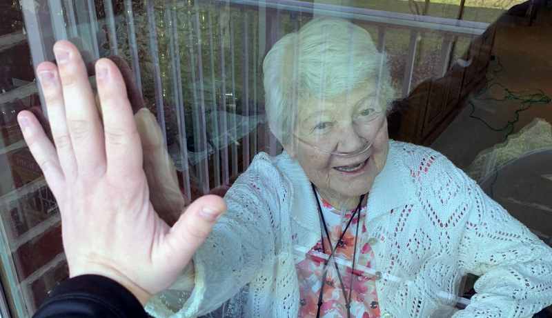 Los adultos mayores en residencias podrán recibir visitas sin el odioso vidrio de por medio
