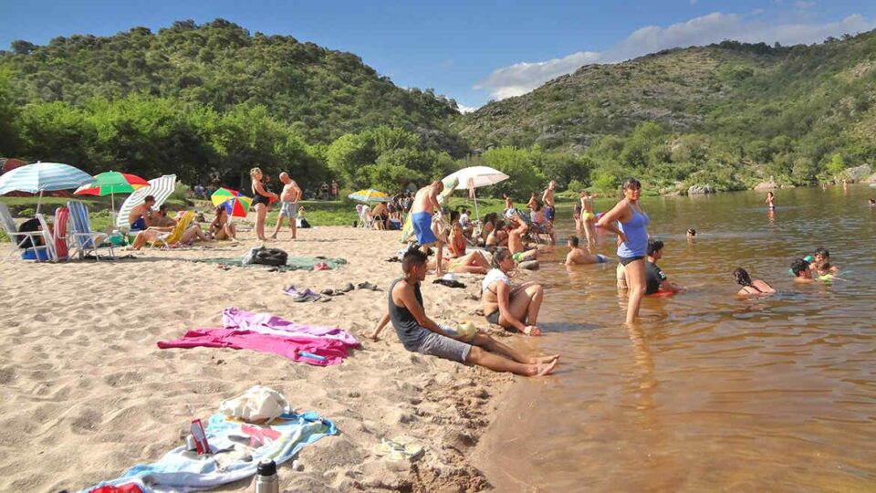 Playa de los Hippies, un destino de arena clara y aguas cristalinas en Córdoba