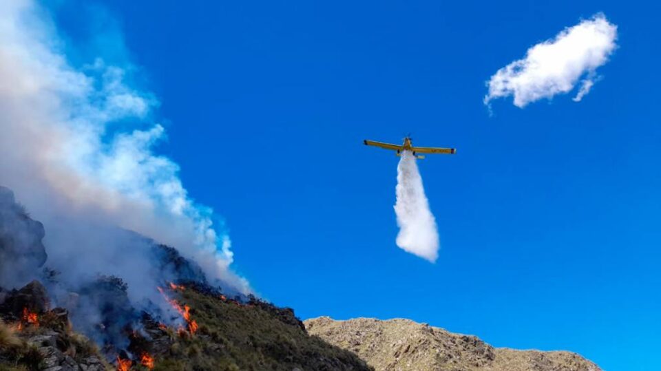 Combaten un nuevo foco de incendio en Traslasierra