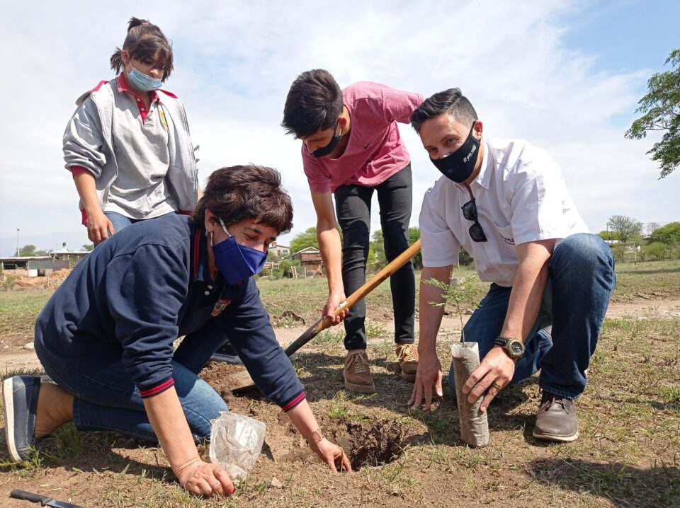 La Escuela de Minería realizó una plantación de árboles autóctonos