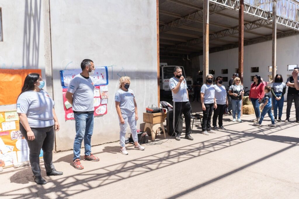 Aplausos y emoción: Así recibieron los vecinos San José de la Dormida la rodada solidaria