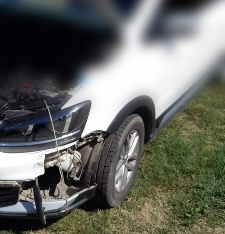 Un auto perdió una rueda y causó un accidente en ruta Nº5