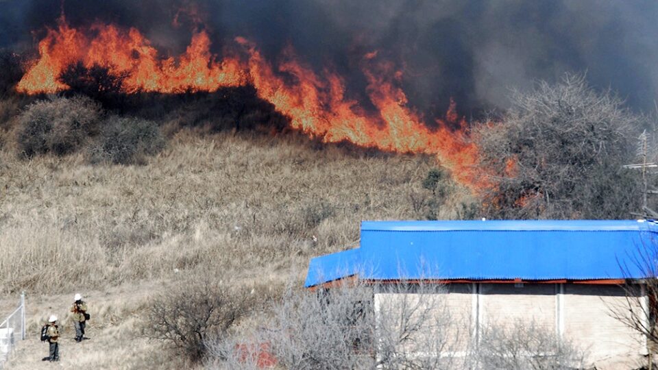 Incendio en La Paz: el fuego avanza hacia las viviendas