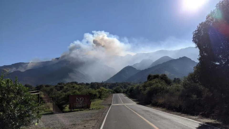 Un incendio en San Luis avanza sobre territorio cordobés