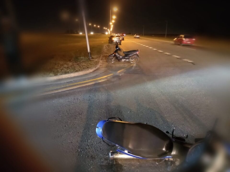 Un motociclista herido luego de colisionar con un auto