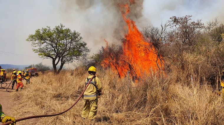 Continúa el combate del fuego en el norte y oeste provincial