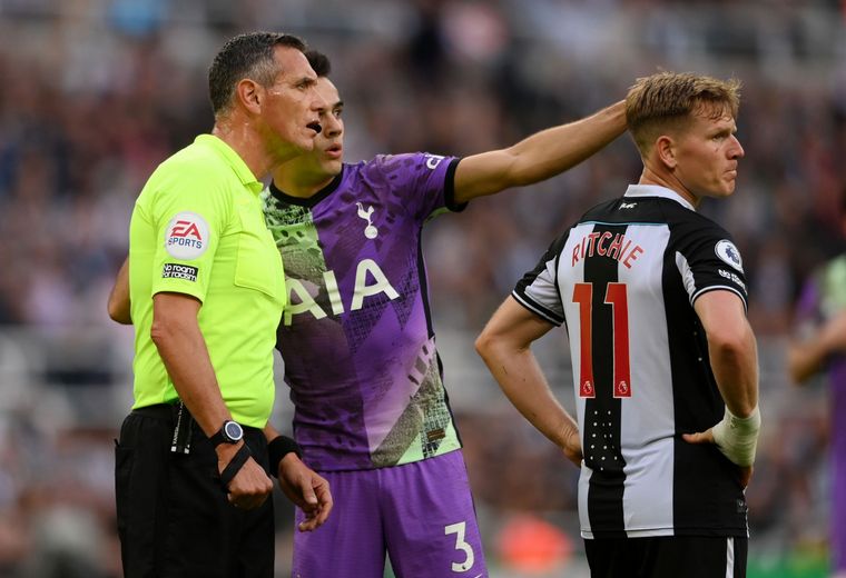 Susto en el partido Newcastle-Tottenham: los médicos le salvaron la vida a un hincha