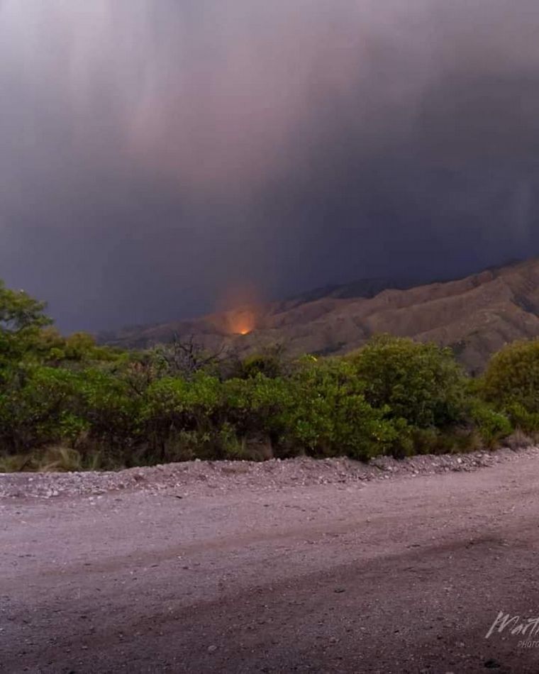 Logran contener algunos frentes del incendio en Traslasierra