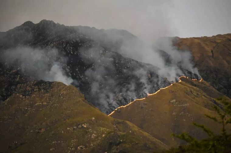 Logran contener algunos frentes del incendio en Traslasierra