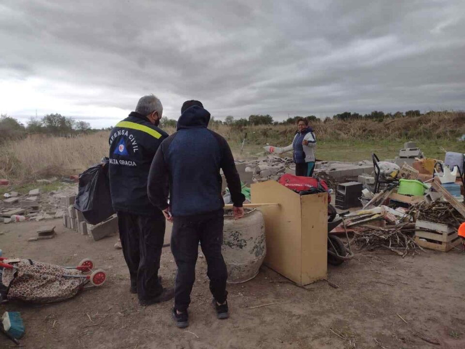 Lo que el viento dejó en Alta Gracia: una casa destruida, árboles caídos y voladura de techos