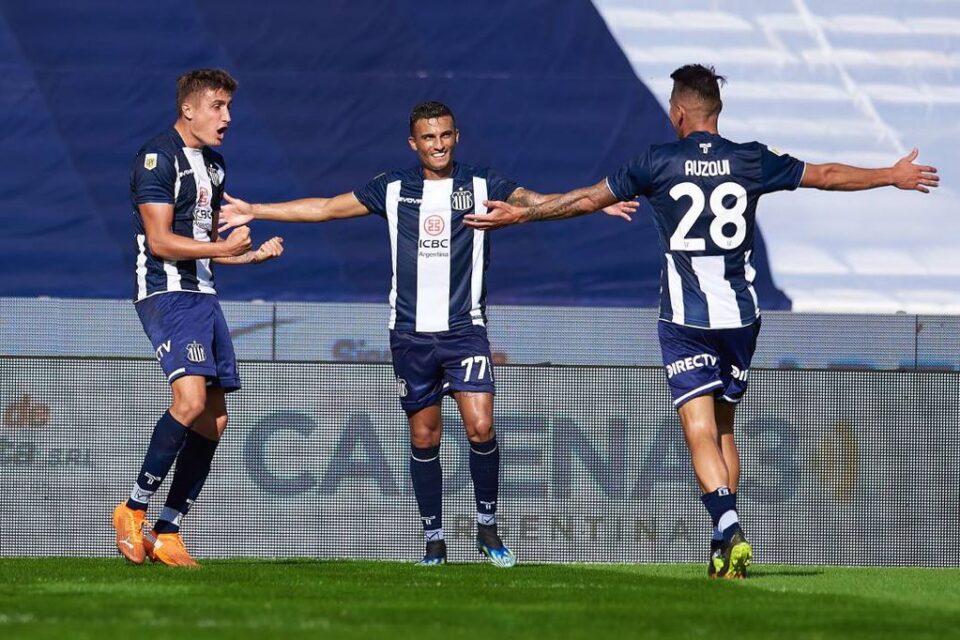 Desde las 21.15 en el estadio provincial juegan el líder y el escolta de la Liga Profesional.