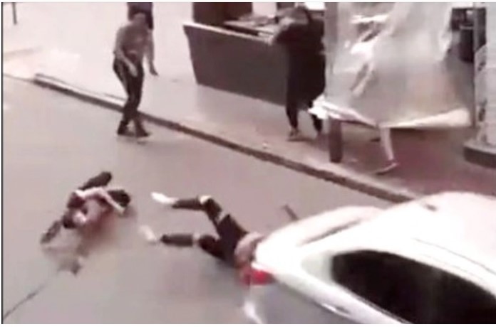 Video: intentaron colocar una lona en el bar, el viento las tiró y casi las atropellan