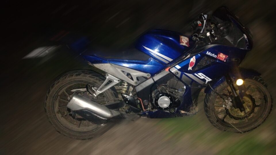 Un motociclista perdió el control y terminó impactando con el guardarrail