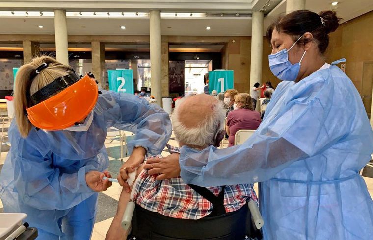 Vacunación Covid-19: mayores de 60 podrán completar su esquema sin turno