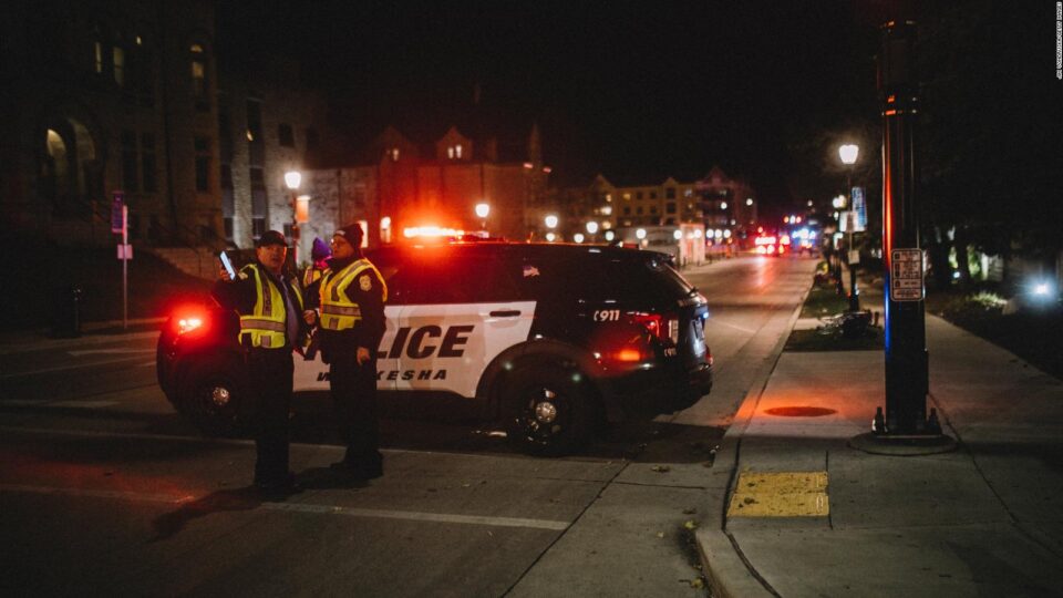 Pánico en Estados Unidos: un auto embistió un desfile navideño y dejó decenas de heridos