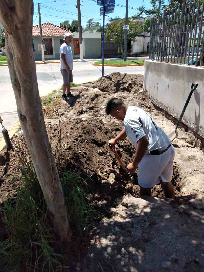Empleados de Cosag cavaban en la vereda y hallaron restos de la vieja acequia jesuítica