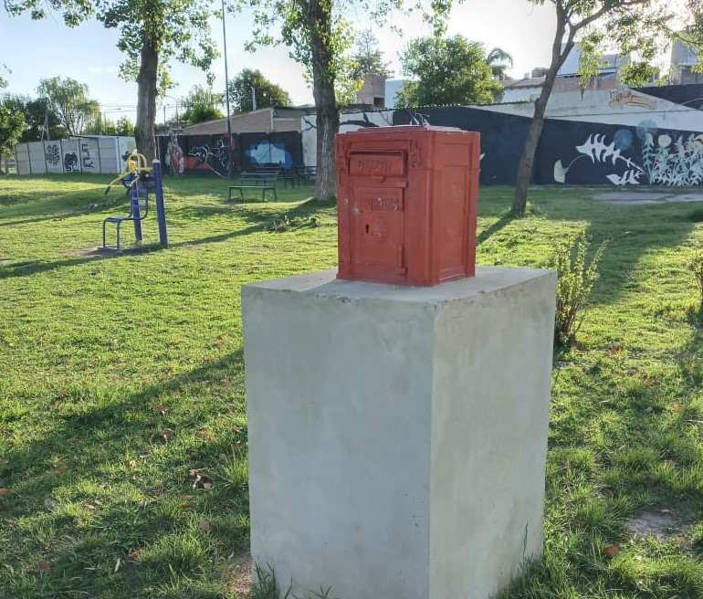 ¿Era necesario? "Mudaron" un histórico buzón de la ciudad y lo llevaron a una plaza