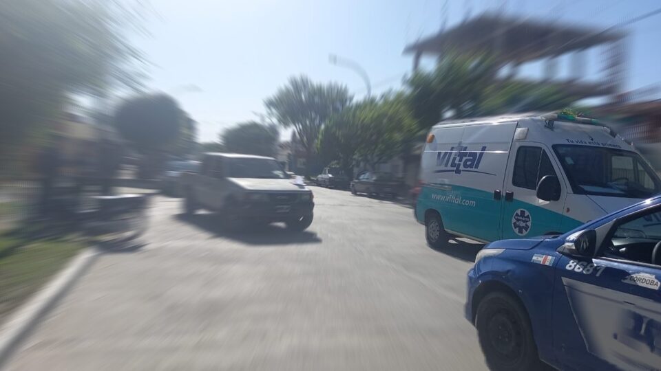 Un motociclista embistió a una peatón: Debió ser trasladada al Hospital