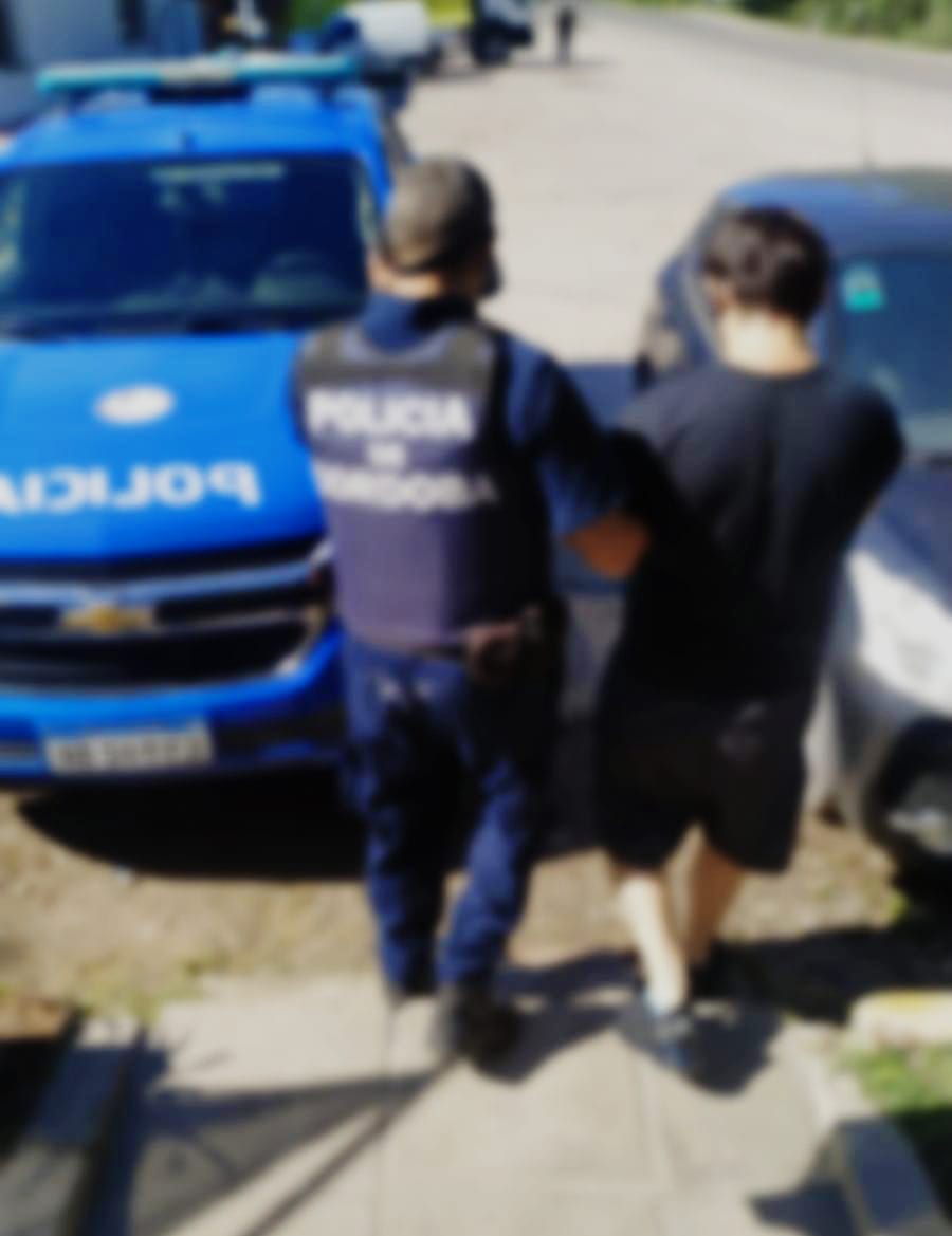 Iba en contramano por la ruta y fue detenido portando un arma de fuego