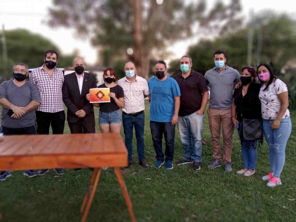 Vecinos de La Perla diseñaron la bandera que los representará como barrio