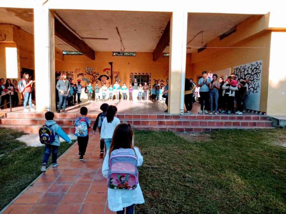 De película: la escuela de Falda del Carmen elegida para la filmación de un video