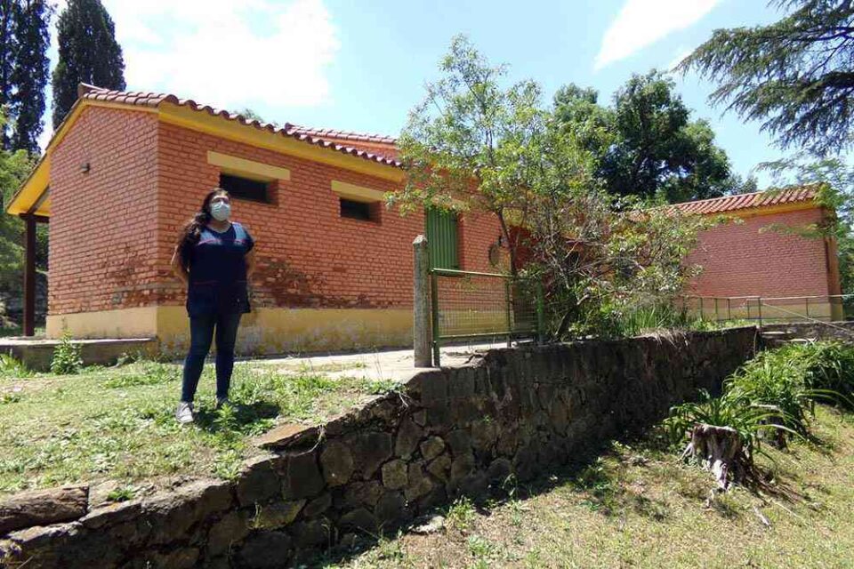 La escuela de La Paisanita-La Isla "Domingo Faustino Sarmiento", tiene 75 años y una historia digna de ser contada. Estuvo nueve años cerrada, pero se reabrió este 2021 gracias al impulso de vecinos de la zona. (Fotos: Adrián Camerano)
