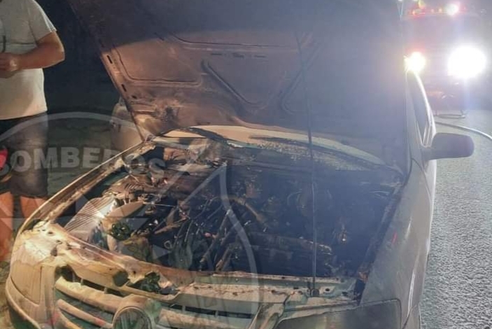 Un auto quedó envuelto en llamas en Malagueño