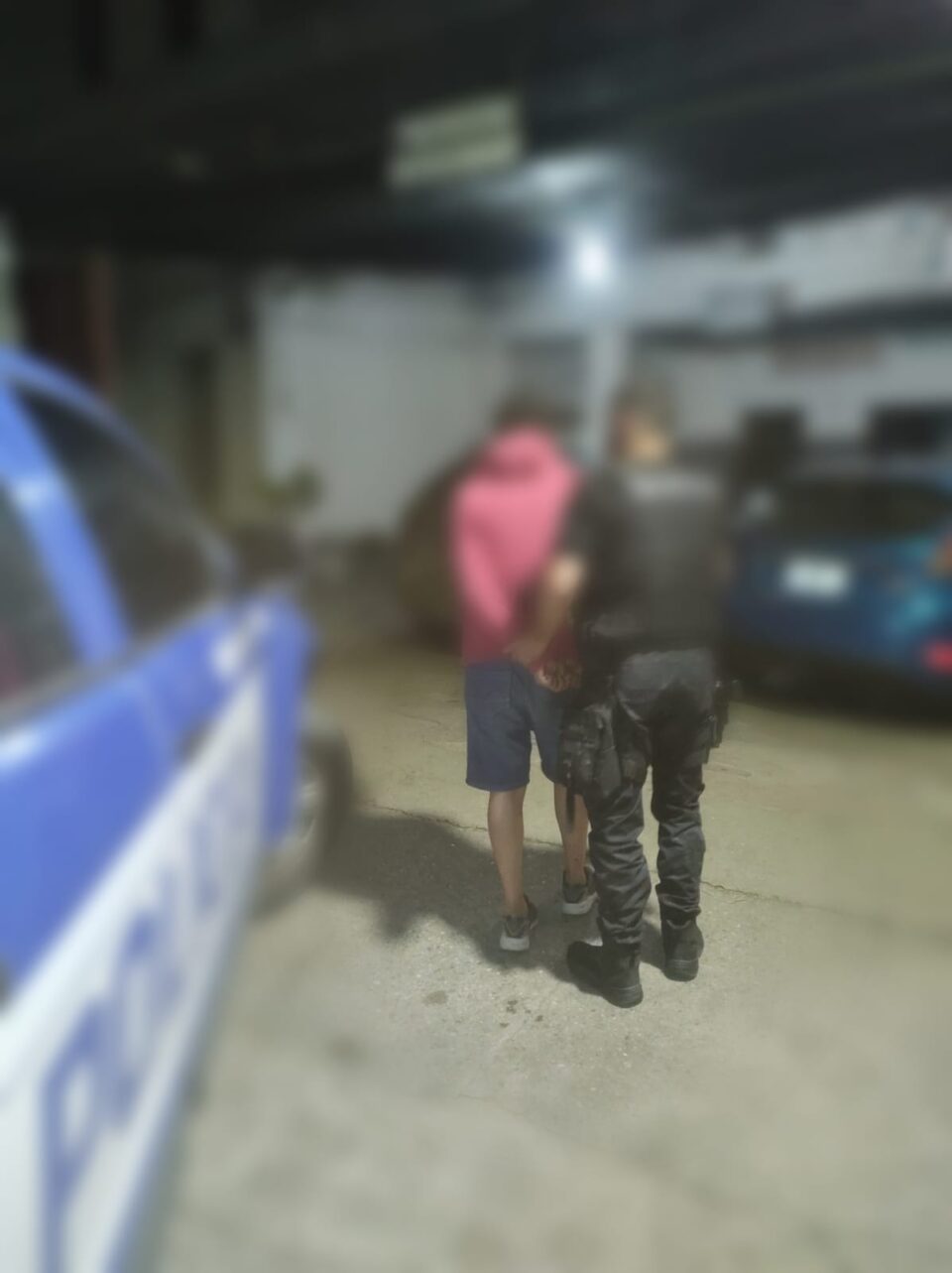 Se tiró arriba de la motocicleta para robársela y terminó detenido