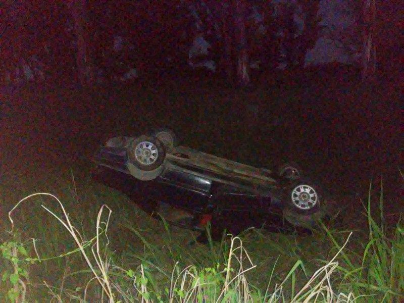 Perdió el control en la rotonda de Camiares y terminó con el auto dado vuelta