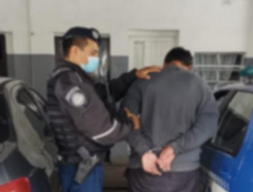 Un detenido por golpear a su pareja y privarla de su libertad