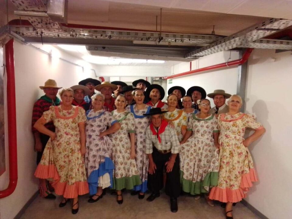 El grupo de Folklore de adultos fue convocado a la apertura del Pre-Cosquín 2022
