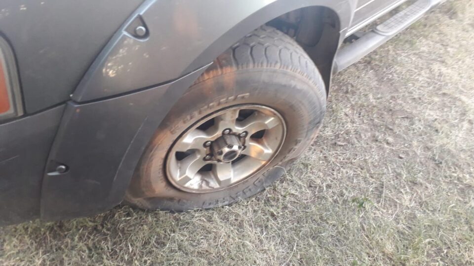 Fuera de sí: Le pincho las cuatro ruedas del auto luego de una carrera de caballos