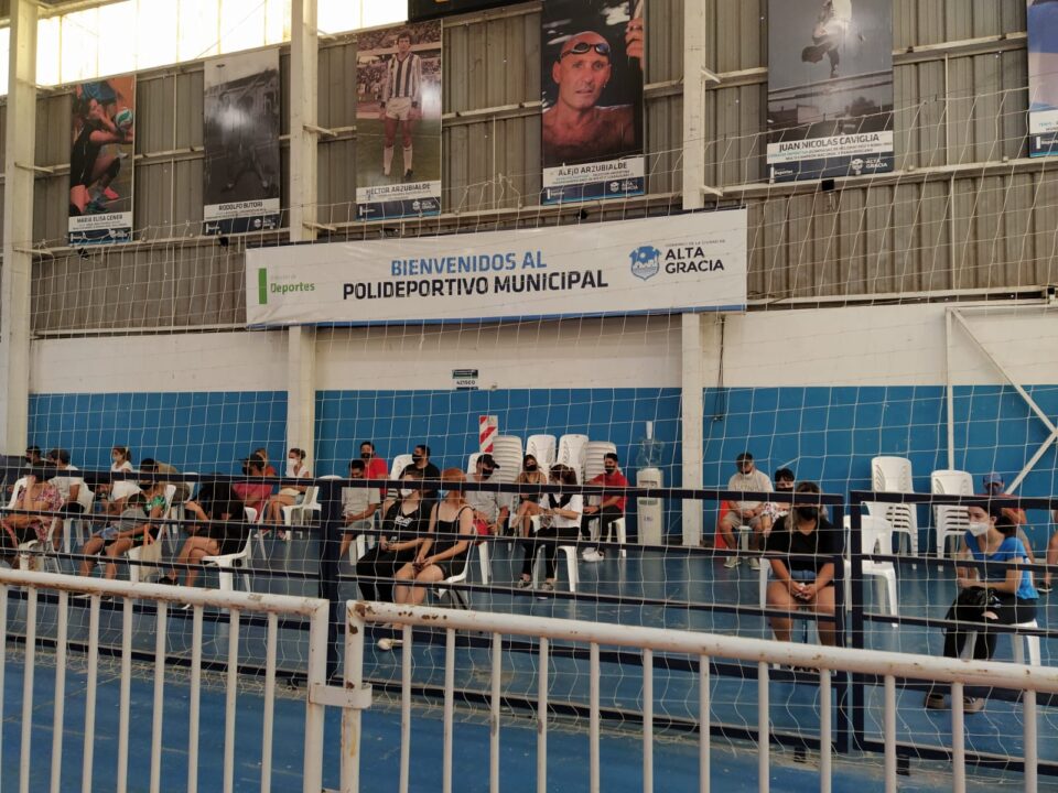 Comenzó a funcionar el centro de testeos en el Polideportivo Municipal