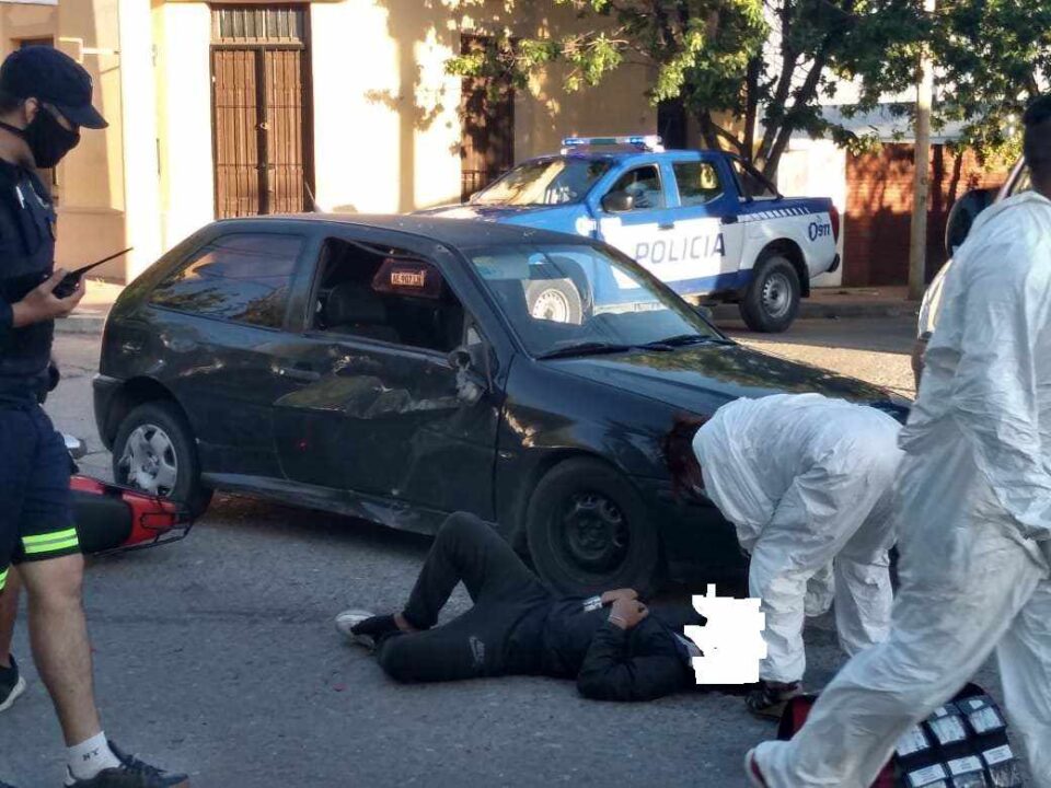 A contramano y sin casco: un motociclista resultó herido en choque contra un auto