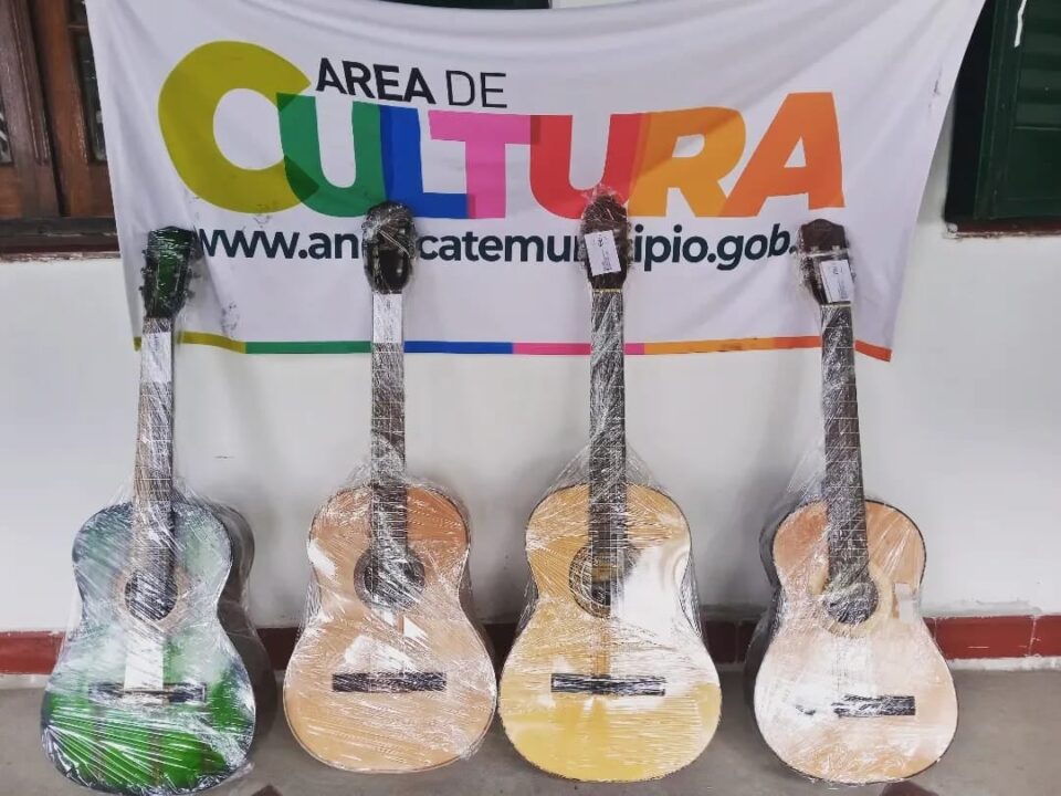 Anisacate: El Área de Cultura recibió dos nuevas guitarras