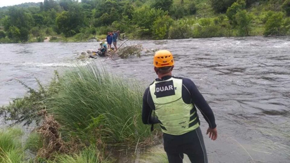 Dos turistas fueron rescatados de la creciente en Carlos Paz