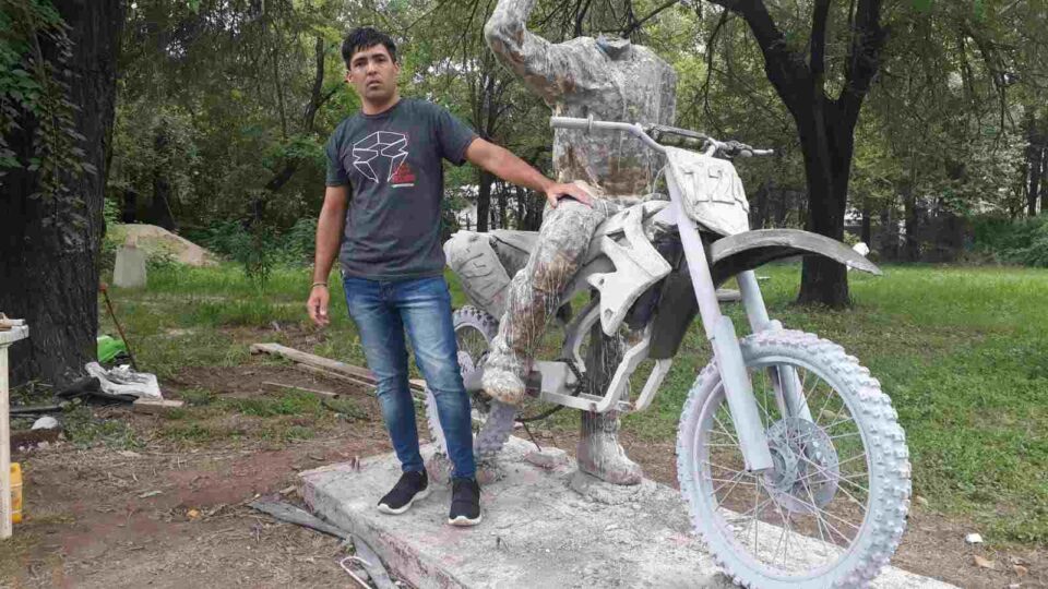 Un artista altagraciense realizó una escultura en homenaje a Alberto Wey Zapata