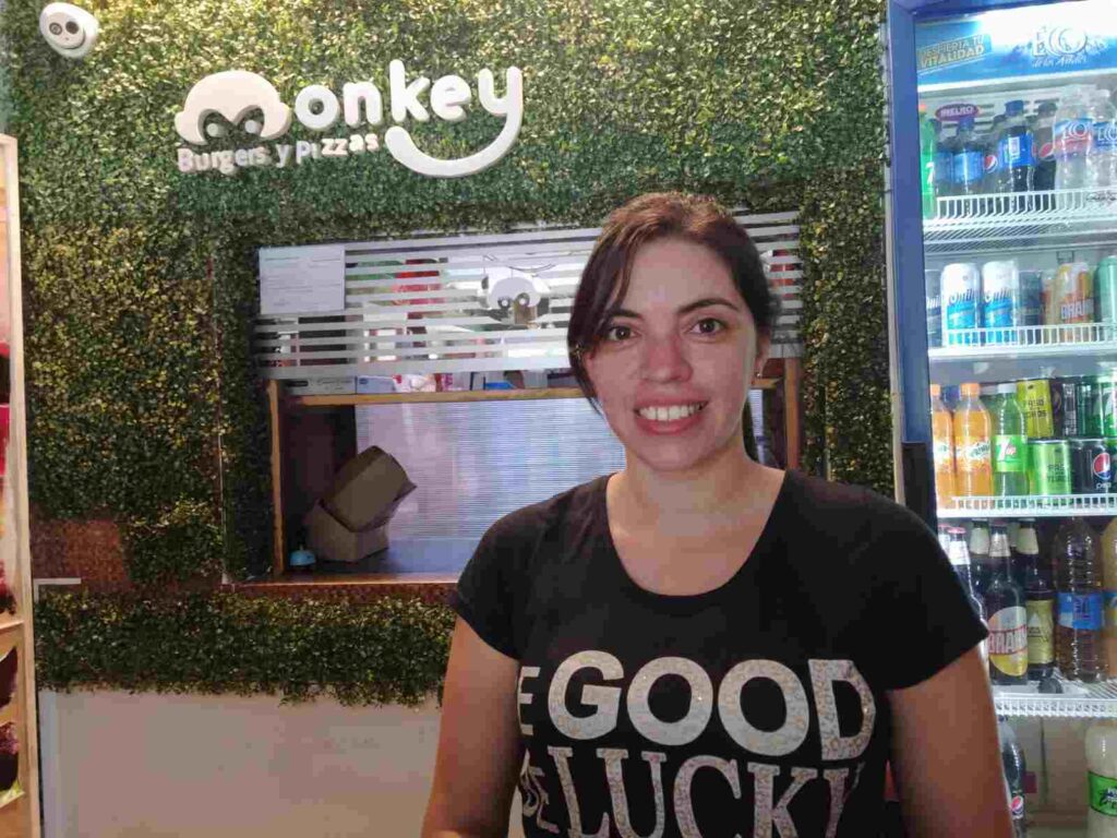 "Cantando por una Burger": la novedosa propuesta de la hamburguesería Monkey