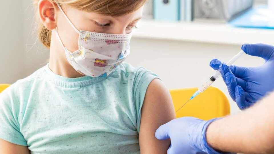 Exigirán testeos en escuelas de Córdoba a niños y jóvenes no vacunados
