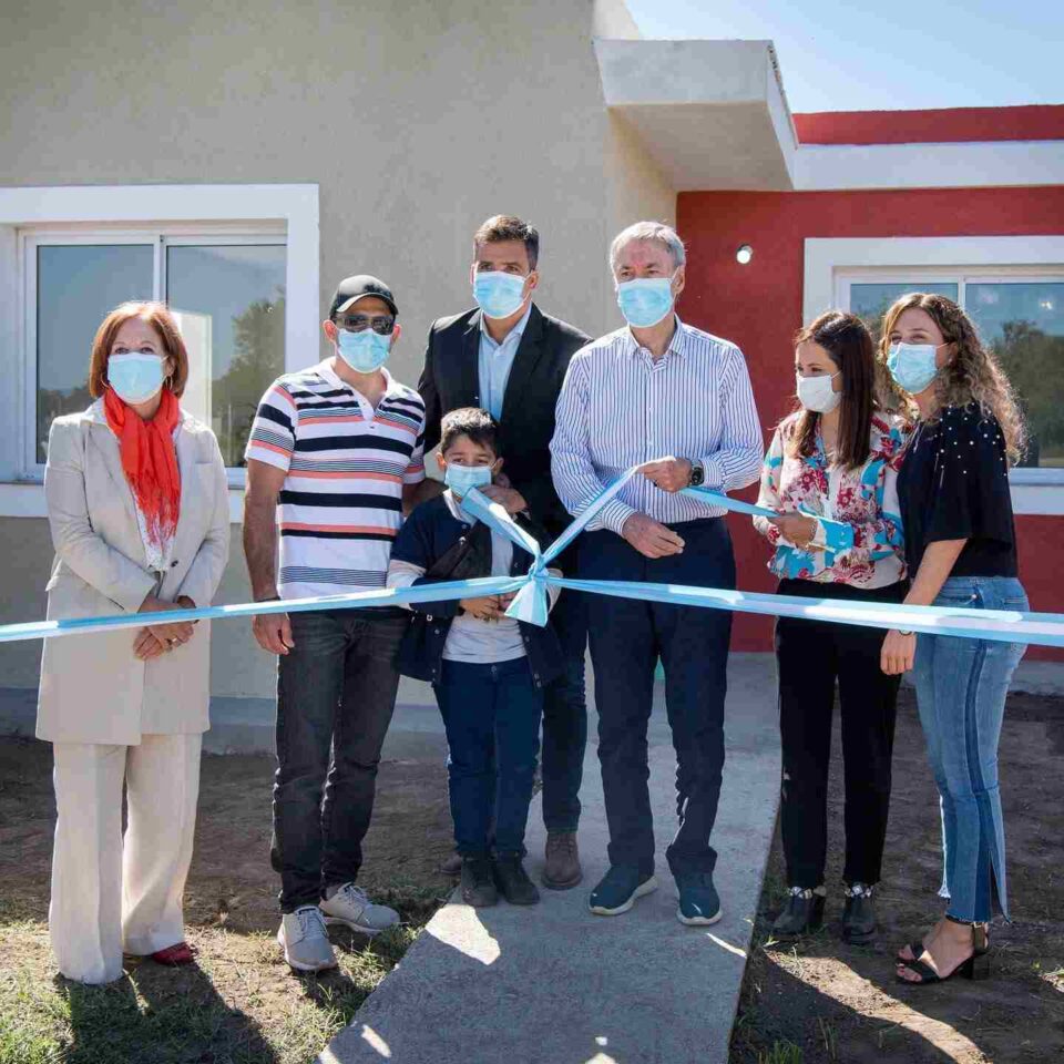 La felicidad de la casa propia: Despeñaderos entregó las primeras viviendas del Plan Municipal