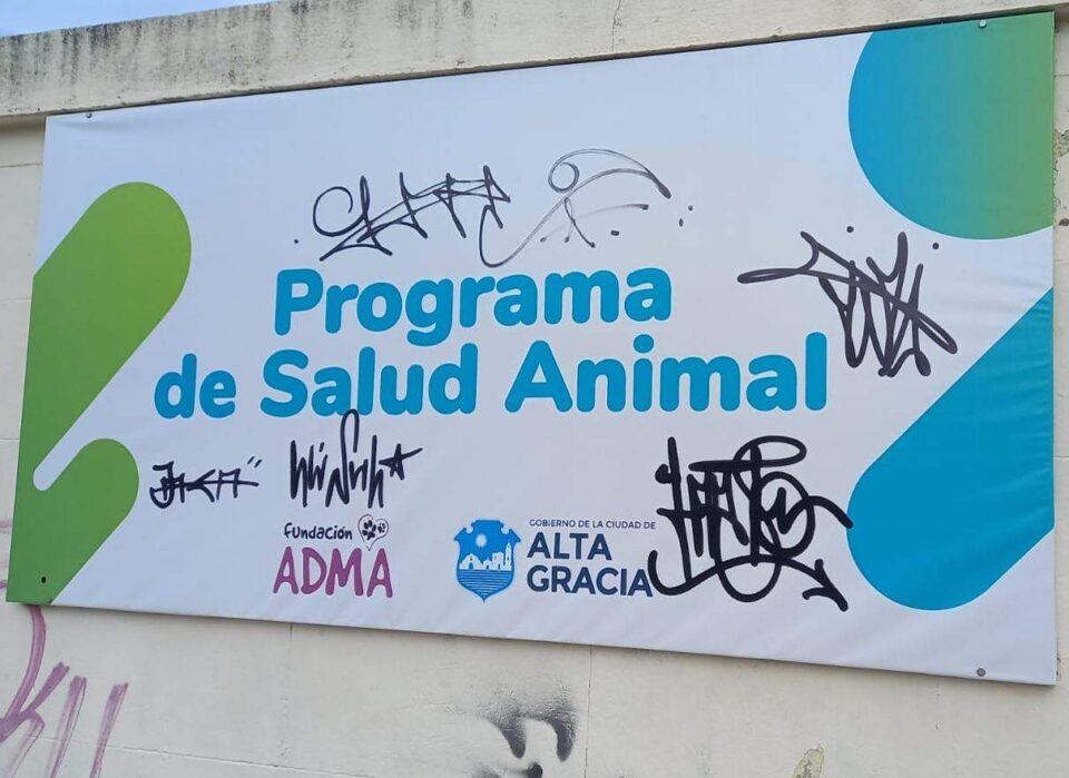 La Municipalidad denunció y pidió investigación por hechos vandálicos en cartelería pública